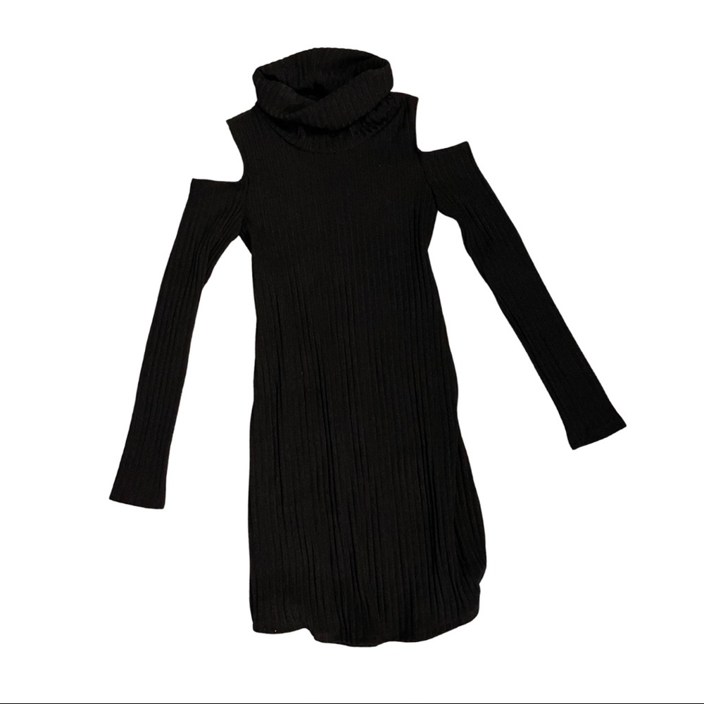 Turtle neck dress with open shoulders
